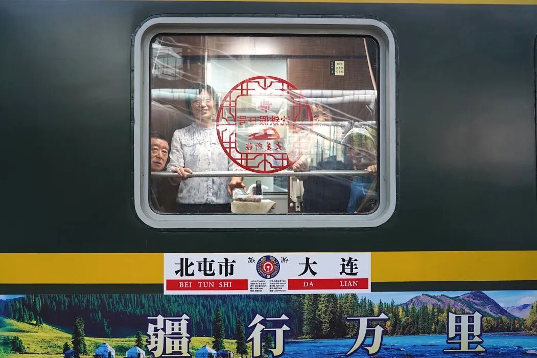 往返13000多公里！这趟卧铺列车还有自助餐！(图1)