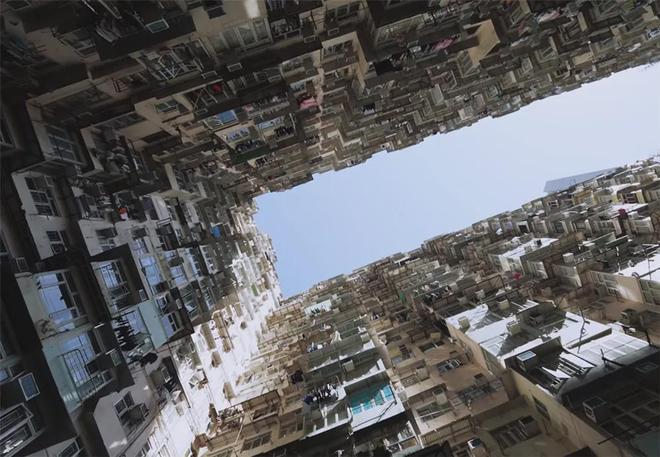 Kaiyun体育网站:香港的怪兽大厦他在10㎡劏房住2年网友:我家卫生间都比这大(图4)