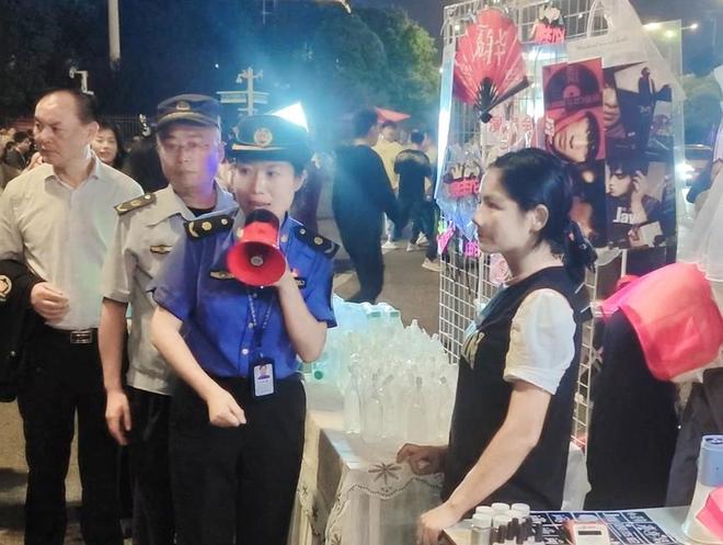 周杰伦演唱会再次登陆武汉来自广东的“杰粉”为环卫工人点赞(图1)