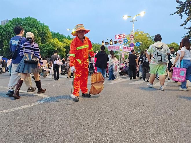 周杰伦演唱会再次登陆武汉来自广东的“杰粉”为环卫工人点赞(图4)