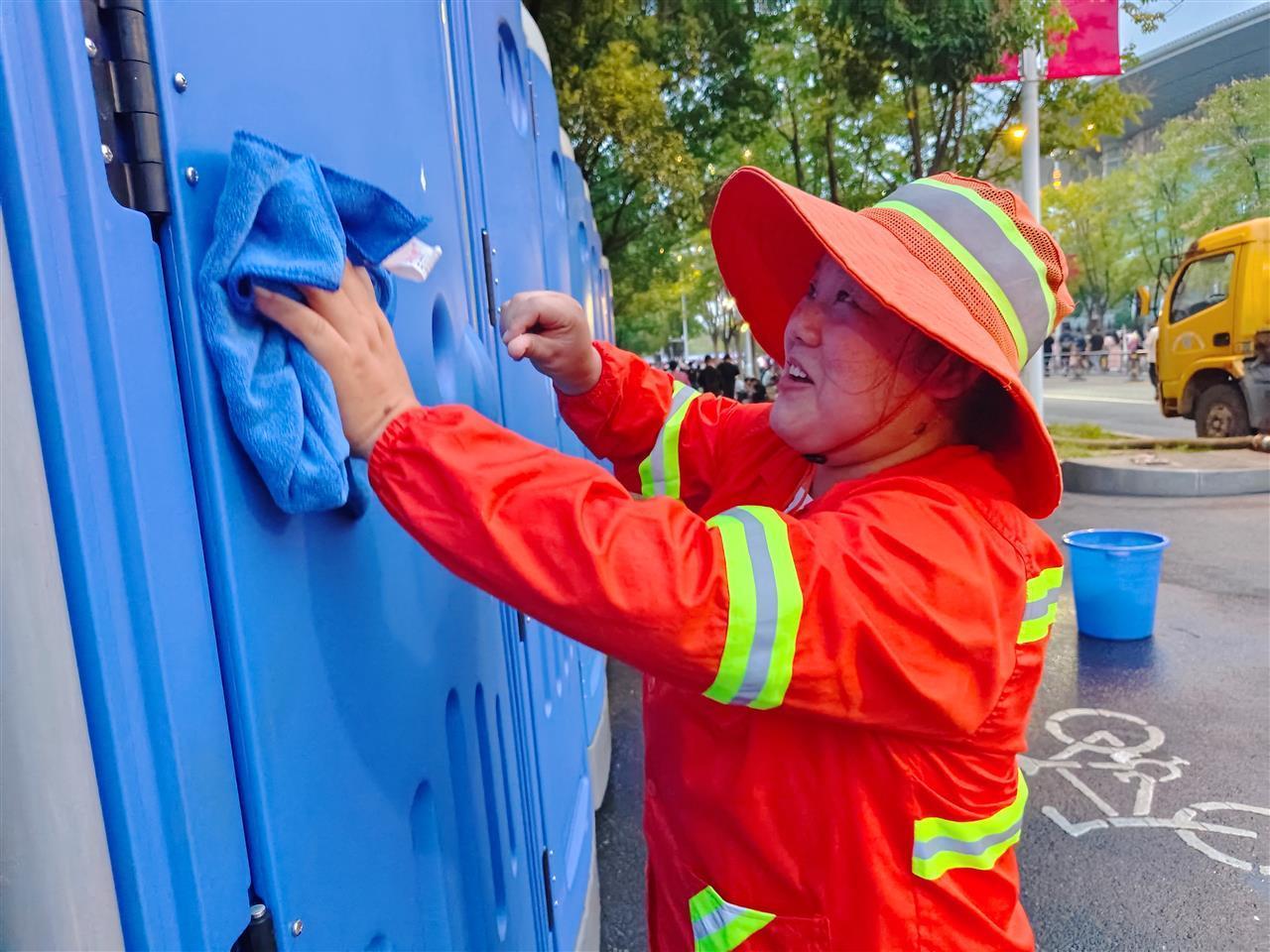 Kaiyun（中国体育）：周杰伦演唱会再次登陆武汉广东“杰粉”为环卫工人点赞(图3)
