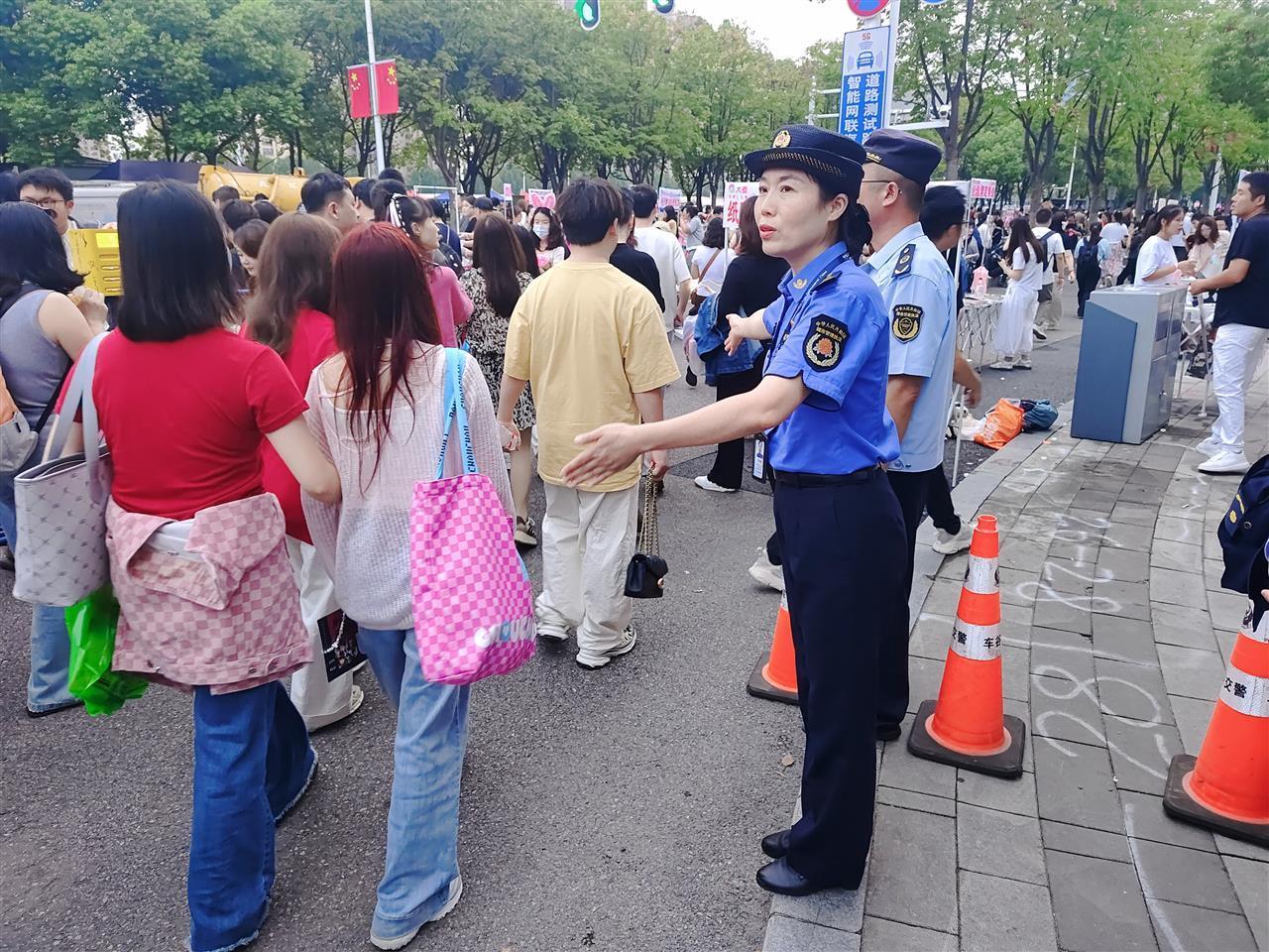 Kaiyun（中国体育）：周杰伦演唱会再次登陆武汉广东“杰粉”为环卫工人点赞(图2)