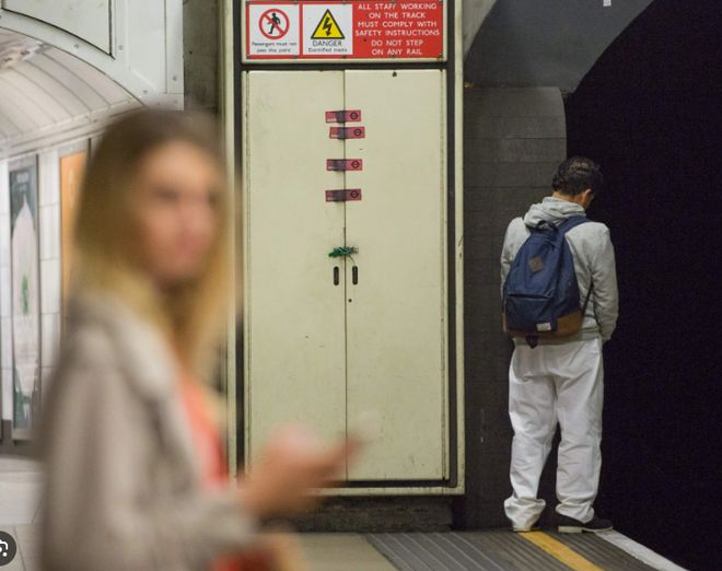 全网震怒！网红在伦敦地铁座位撒尿“挑战”不知情乘客直接坐上去网友：包浆座椅比想象中更恶心(图12)