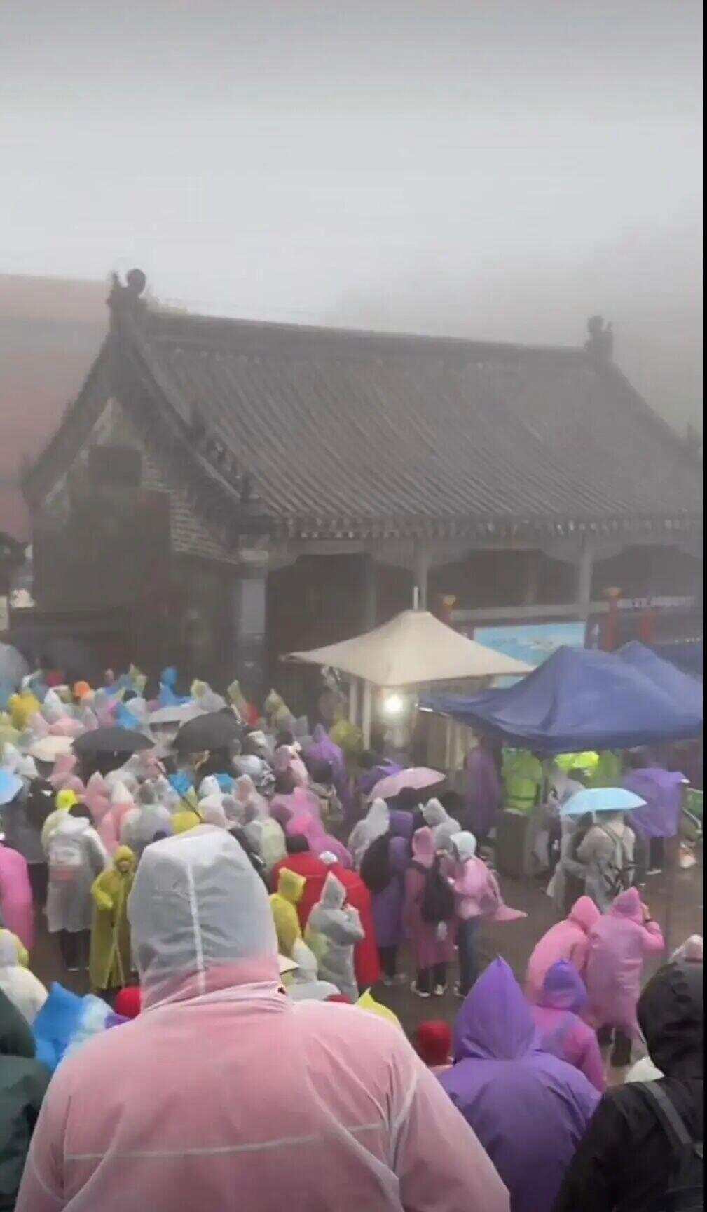 游客登泰山遇大风降雨厕所挤满人(图2)