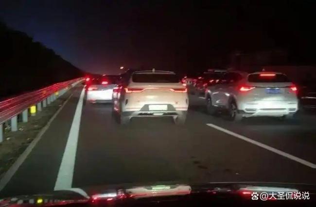 男子假期出发2天还没到目的地国庆高速拥堵揭秘(图6)
