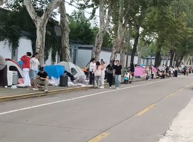 国庆龟山露营实录：年轻人把街道变“移动营地”老博主实测攻略(图1)