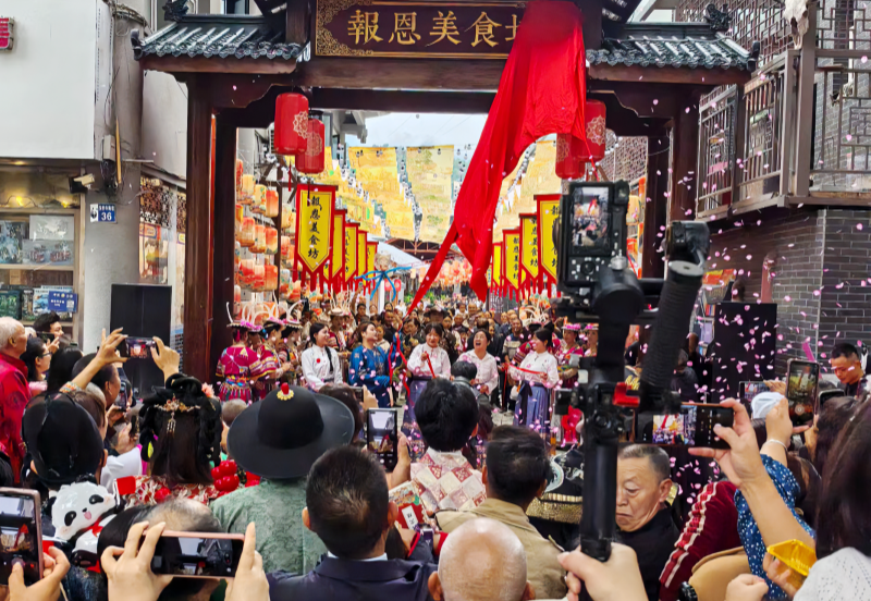 Kaiyun体育网站：赏金秋、探秘境、品文化：九绵高速为平武双节文旅打开“新窗口”(图2)