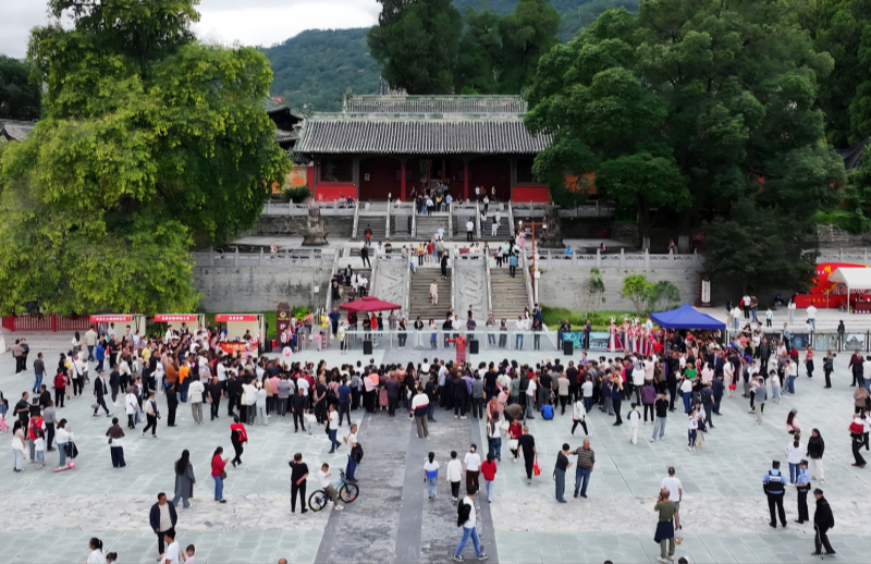 Kaiyun体育网站：赏金秋、探秘境、品文化：九绵高速为平武双节文旅打开“新窗口”(图3)