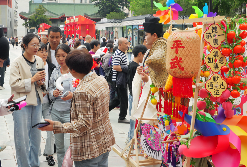 Kaiyun体育网站：赏金秋、探秘境、品文化：九绵高速为平武双节文旅打开“新窗口”(图5)