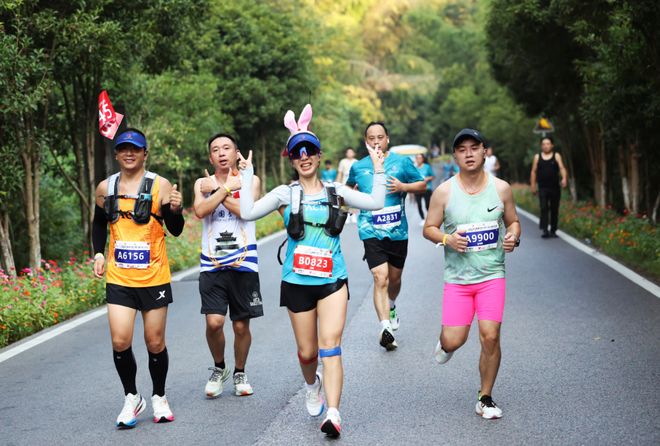 近万名跑者畅跑丹霞！龙虎山第六届半马（A1类）圆满落幕(图2)