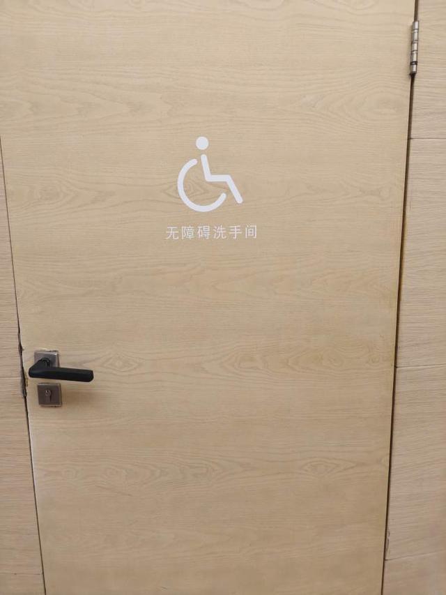 Kaiyun（中国体育）：女子路过商场无障碍厕所突遭“开门杀”手臂被门把手划出血……(图4)
