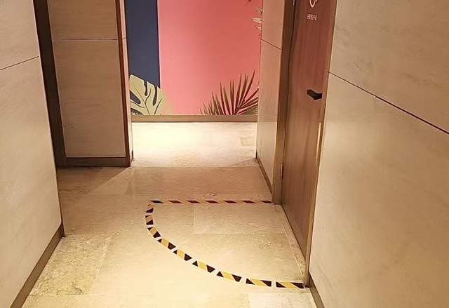 Kaiyun（中国体育）：女子路过商场无障碍厕所突遭“开门杀”手臂被门把手划出血……(图8)