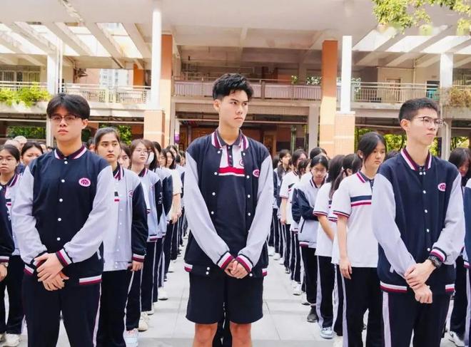 “小便都成了奢侈！”学校奇葩厕所设计火了男同学有苦说不出(图7)