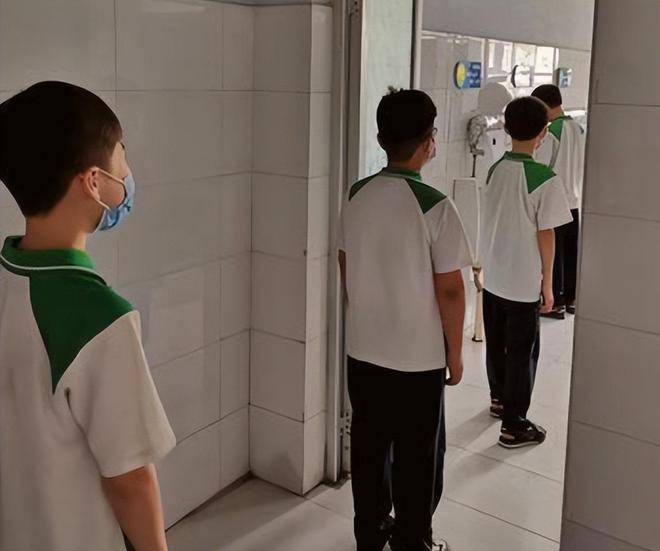 “小便都成了奢侈！”学校奇葩厕所设计火了男同学有苦说不出(图2)