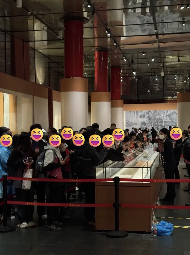 Kaiyun（中国体育）：在故宫排队10小时不吃不喝不上厕所结果《清明上河图》只能看两眼就被赶着走？(图12)