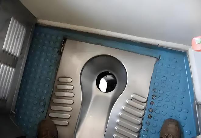 Kaiyun（中国体育）：为啥绿皮火车厕所里的屎尿全要排在铁轨上日积月累不会很脏吗？(图1)