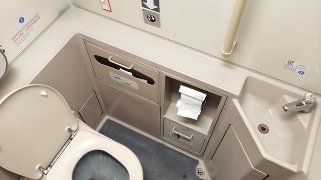 Kaiyun（中国体育）：为啥绿皮火车厕所里的屎尿全要排在铁轨上日积月累不会很脏吗？(图10)