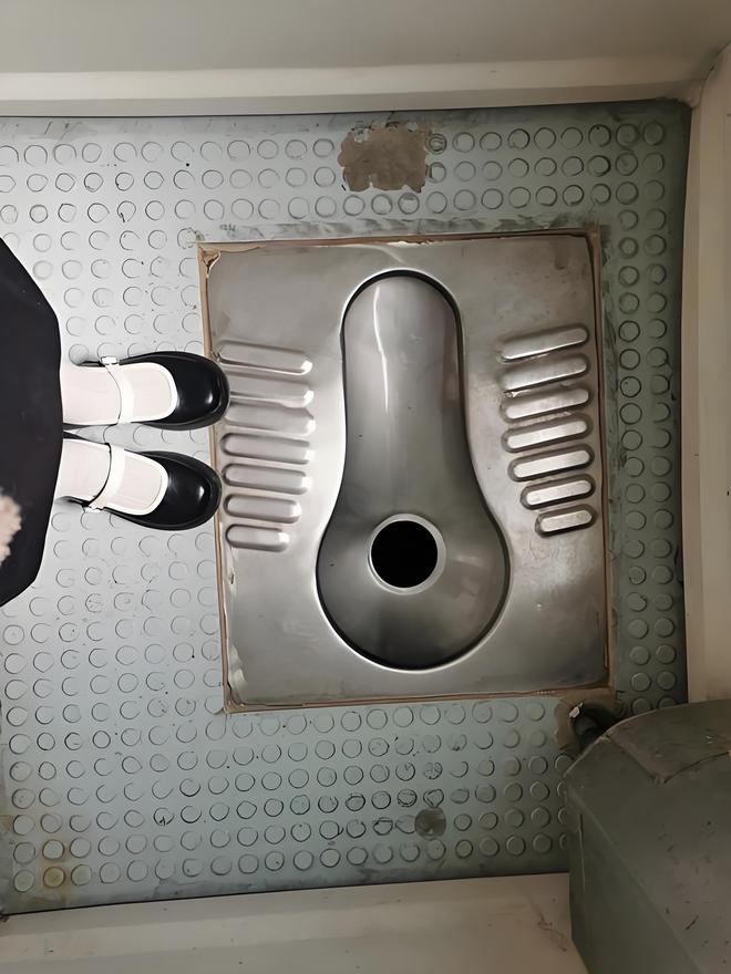 Kaiyun（中国体育）：为啥绿皮火车厕所里的屎尿全要排在铁轨上日积月累不会很脏吗？(图5)