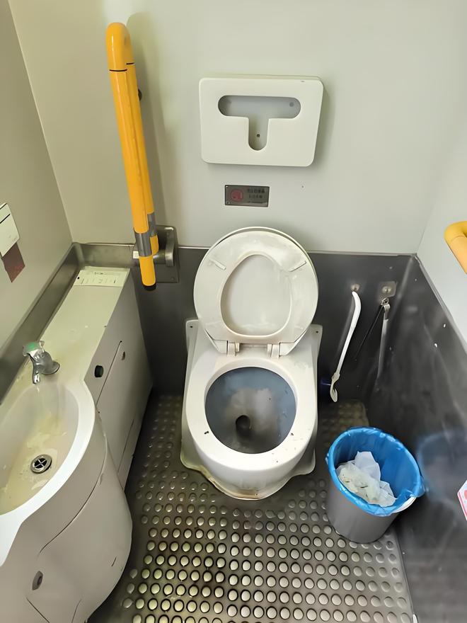 Kaiyun（中国体育）：为啥绿皮火车厕所里的屎尿全要排在铁轨上日积月累不会很脏吗？(图8)