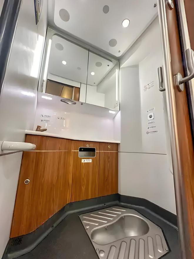 Kaiyun（中国体育）：为啥绿皮火车厕所里的屎尿全要排在铁轨上日积月累不会很脏吗？(图11)