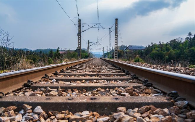 Kaiyun（中国体育）：为啥绿皮火车厕所里的屎尿全要排在铁轨上日积月累不会很脏吗？(图7)