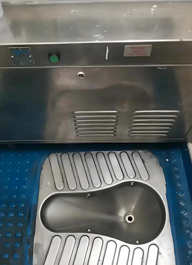 Kaiyun（中国体育）：为啥绿皮火车厕所里的屎尿全要排在铁轨上日积月累不会很脏吗？(图2)