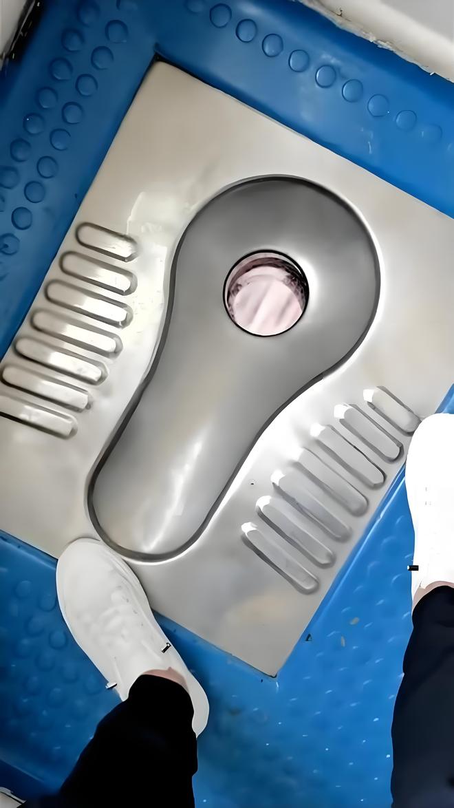 Kaiyun（中国体育）：为啥绿皮火车厕所里的屎尿全要排在铁轨上日积月累不会很脏吗？(图4)