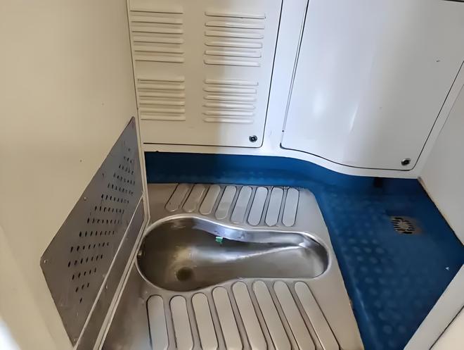 Kaiyun（中国体育）：为啥绿皮火车厕所里的屎尿全要排在铁轨上日积月累不会很脏吗？(图6)