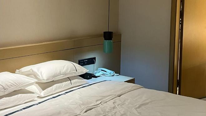 住酒店晚上为啥要留厕所灯?常在外住宿的人道出真相(图1)