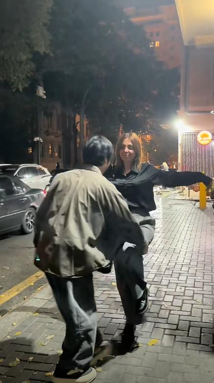 Kaiyun(中国体育):男子和网恋女友奔现住酒店两人相互提防:洗澡时都不敢关门(图6)