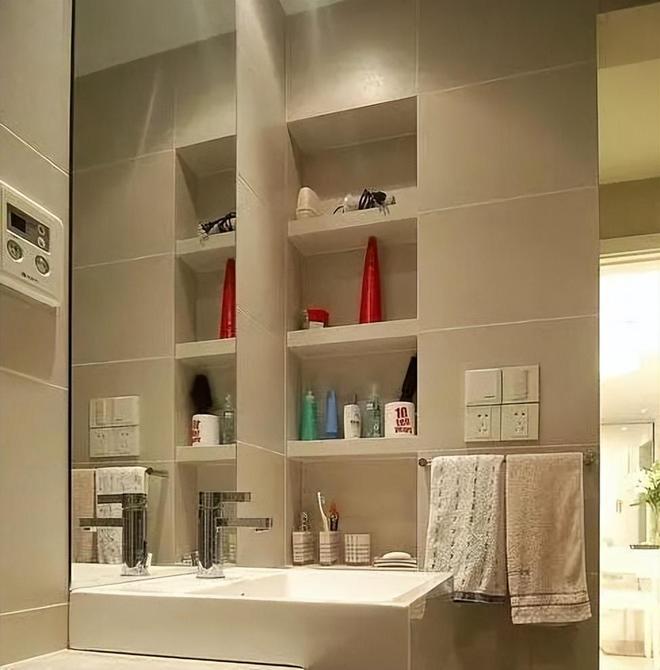 小户型装修卫生间别买置物架了聪明人都用它替代实用(图7)