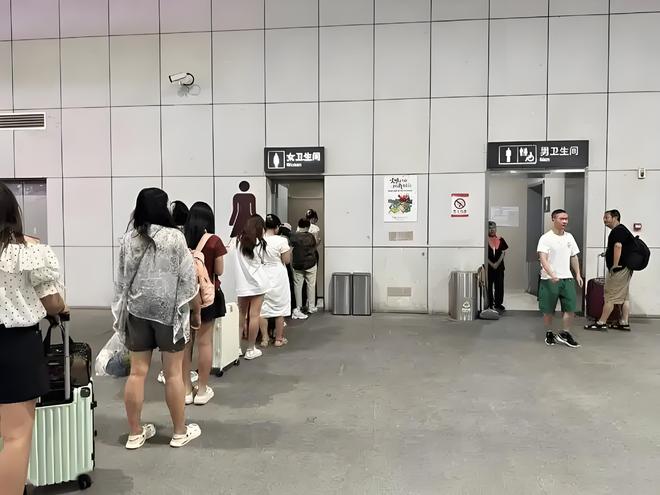 相较于男厕所为什么女厕所外面经常有人排队？(图6)