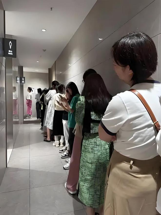相较于男厕所为什么女厕所外面经常有人排队？(图3)