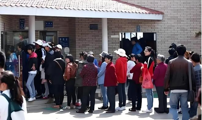 相较于男厕所为什么女厕所外面经常有人排队？(图2)