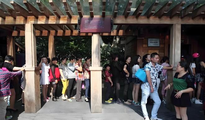 相较于男厕所为什么女厕所外面经常有人排队？(图1)