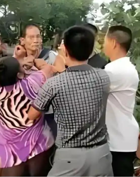 邻居家出门旅游后卫生间灯却一直没关我连忙报警警方破门后傻眼(图2)