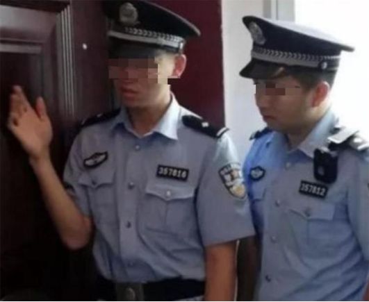 邻居家出门旅游后卫生间灯却一直没关我连忙报警警方破门后傻眼(图3)