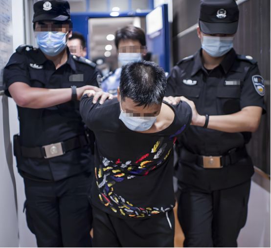 邻居家出门旅游后卫生间灯却一直没关我连忙报警警方破门后傻眼(图4)