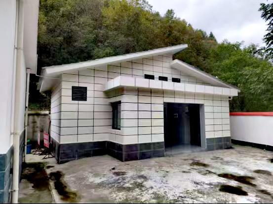 联通爱心助建卫生公厕石垭子村开启“厕所革命”新篇章(图1)