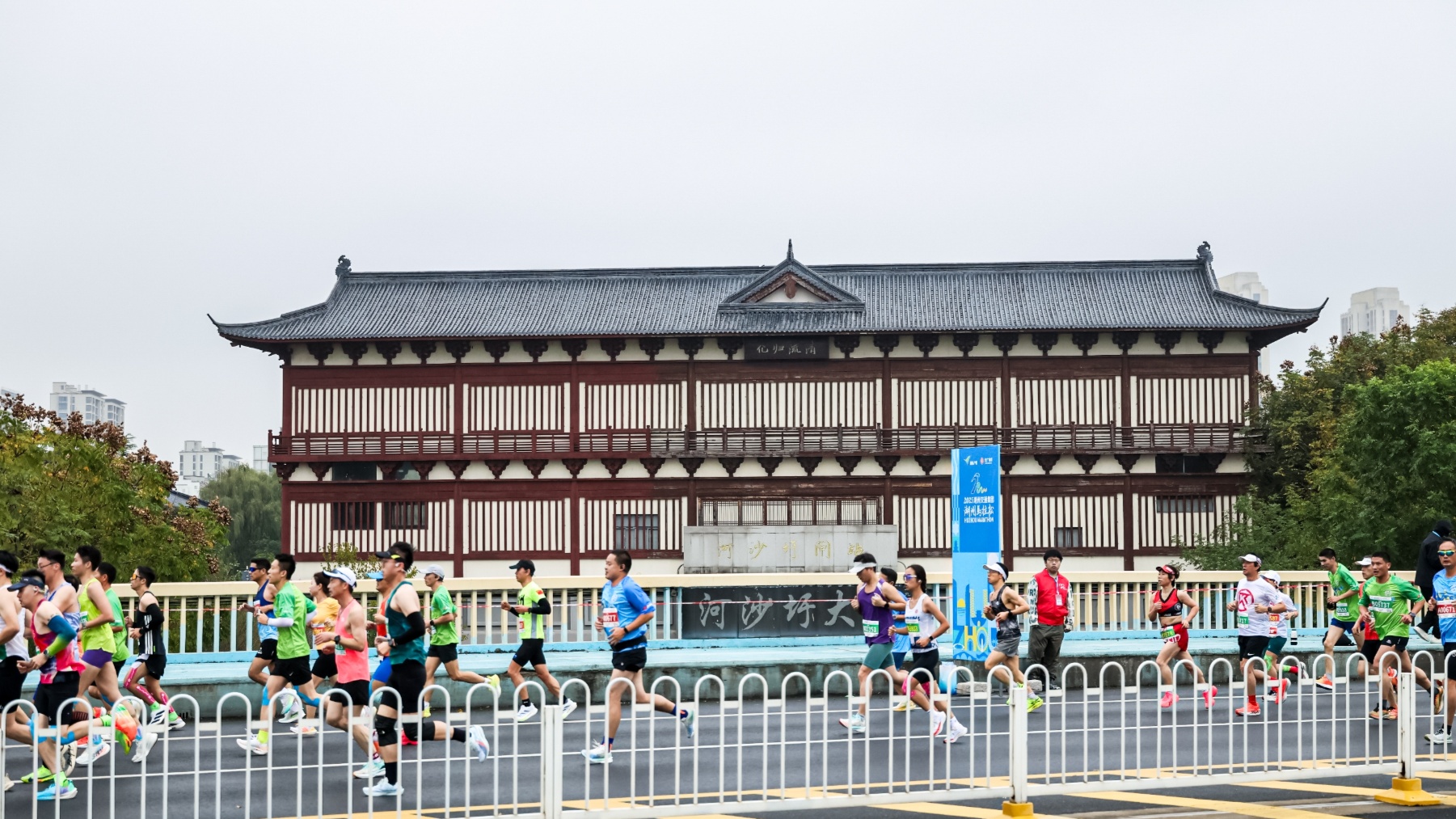 2025湖州马拉松成功举办万名跑者畅享“诗画江南”(图2)