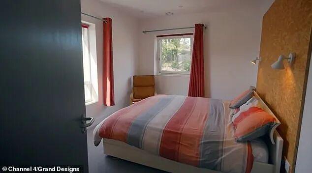 花费九年和巨大精力打造的现代之家却被群嘲：像鞋盒更像临时公厕！(图2)