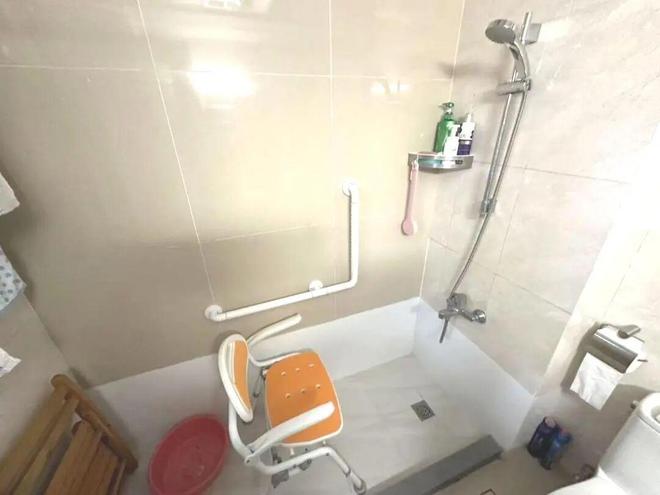 告别“浴缸坎”起身有扶手：静安老人的家正在悄悄变“友好”(图3)