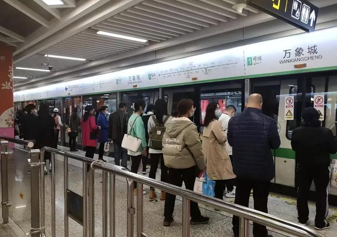 打卡地铁“大便事发地”一种娱乐至死的恶趣味(图3)