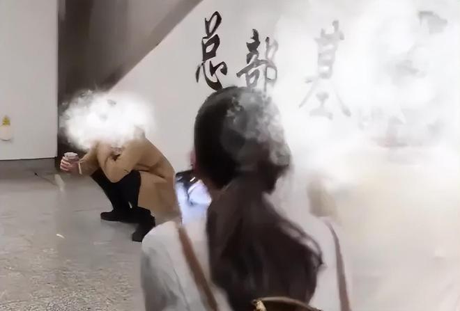 打卡地铁“大便事发地”一种娱乐至死的恶趣味(图1)