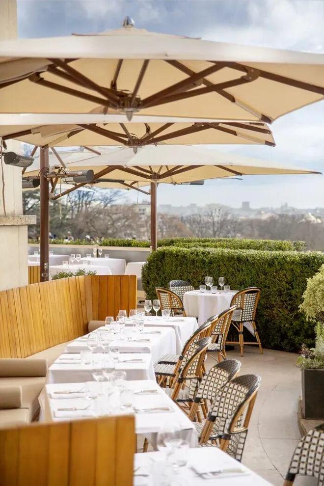 像在厕所吃饭！巴黎日料正对公厕露台都空了……(图1)