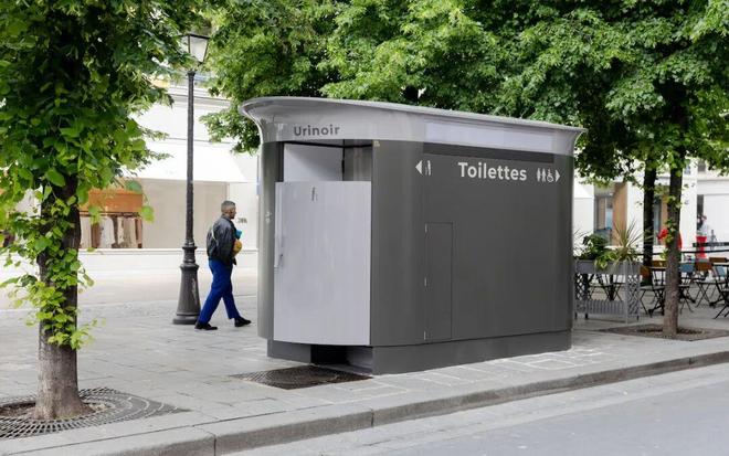 像在厕所吃饭！巴黎日料正对公厕露台都空了……(图7)