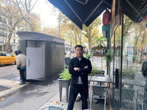 像在厕所吃饭！巴黎日料正对公厕露台都空了……(图3)