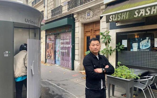 像在厕所吃饭！巴黎日料正对公厕露台都空了……(图2)