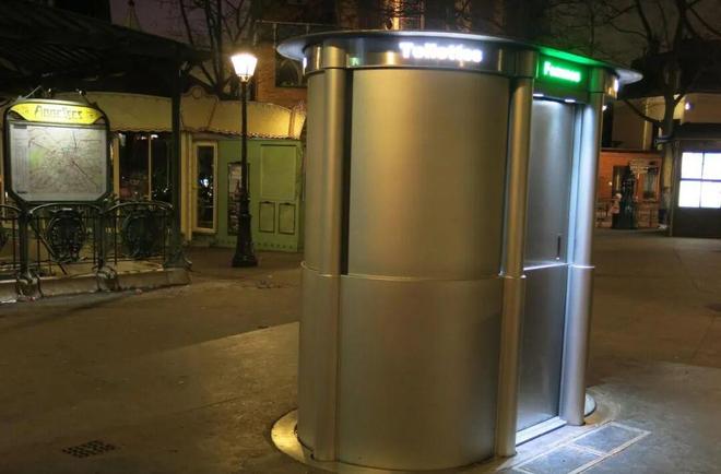 像在厕所吃饭！巴黎日料正对公厕露台都空了……(图4)