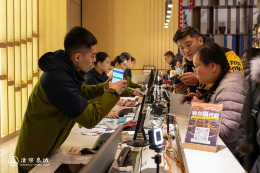 清照泉城明水古城度假区三小时内火速整改厕所挂钩(图4)